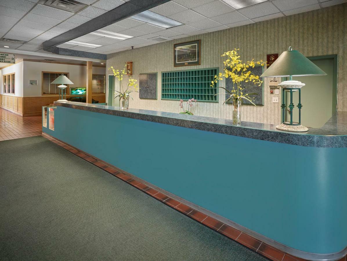 Crestwood Hotel Hinton Buitenkant foto