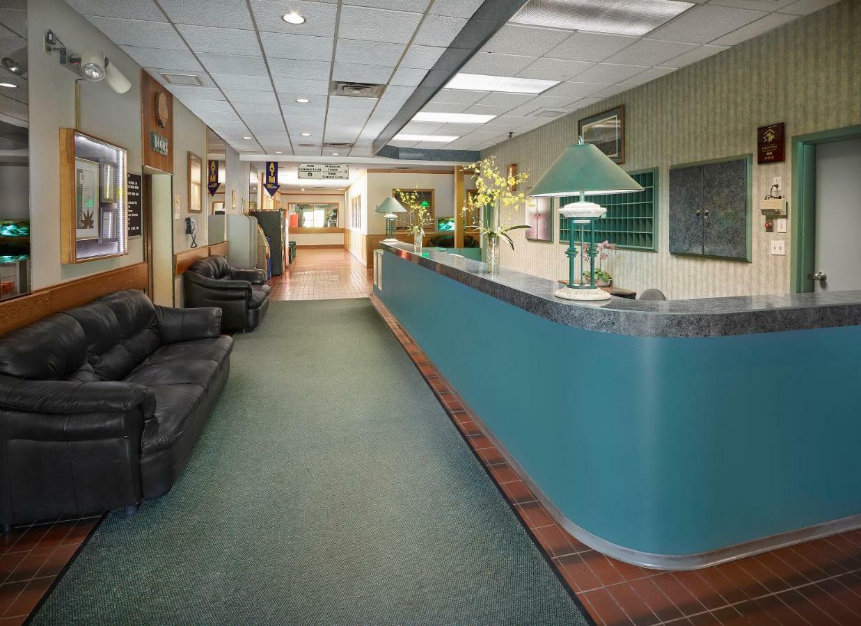 Crestwood Hotel Hinton Buitenkant foto